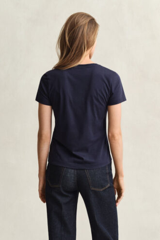 T-shirt med V-ringning och sköldmotiv